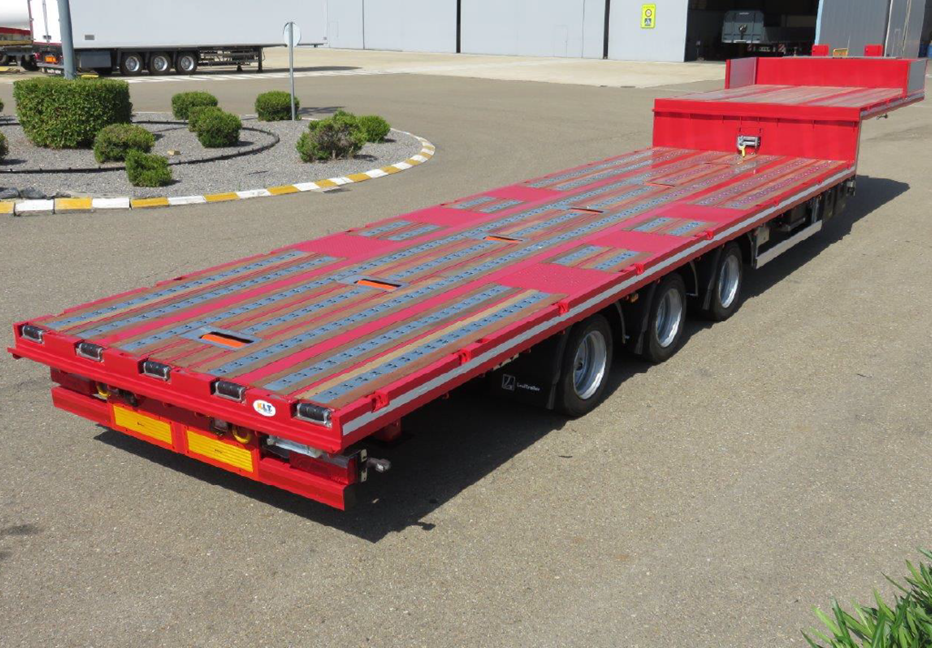 Low Flatbed Trailer With Powered Cargo Rollerbed 1